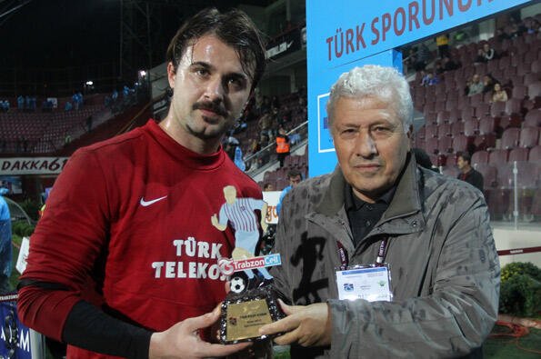 Onur ödülünü aldı