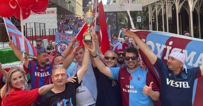 New York Sokaklarını Bordo Maviye Bürüdük